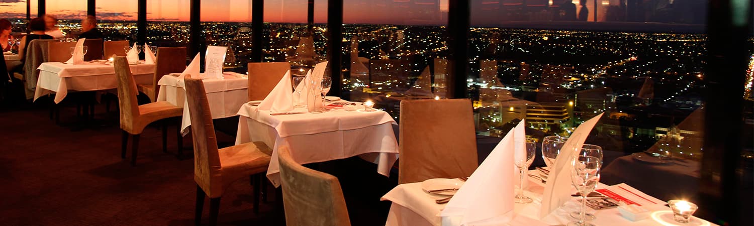 Ilustracion de Restaurante que ilustra el software para restaurantes que gestiona inventario, recetas, comandas y boletas electrónicas con análisis de costo de ventas y márgenes