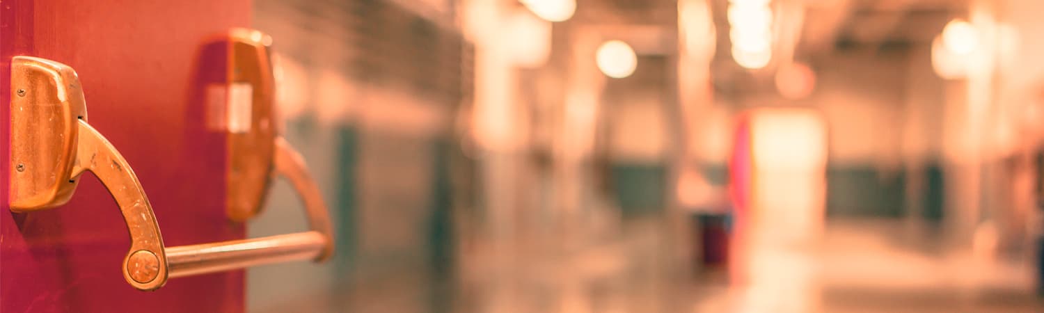 Colegio ilustrando el software de gestión administrativa para colegios, mostrando herramientas para contabilidad, finanzas, presupuesto y flujo de caja, además de procesamiento de remuneraciones, pagos electrónicos, y control de colegiaturas